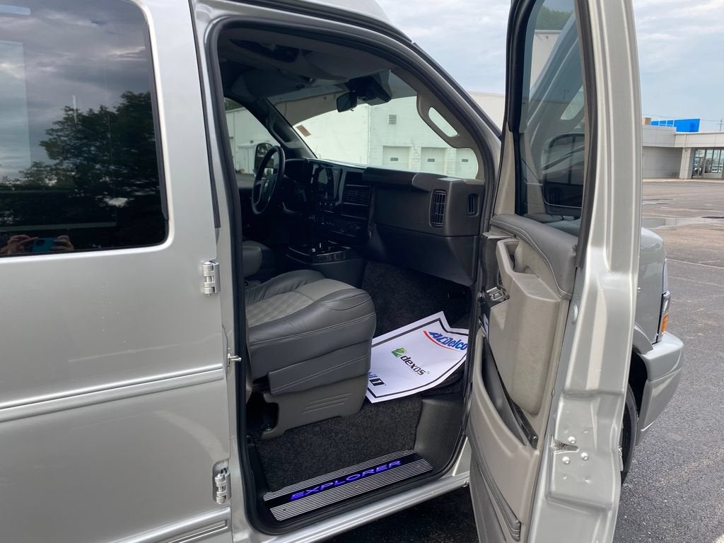 2025 Chevrolet Express Cargo WT