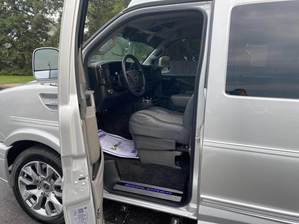 2025 Chevrolet Express Cargo WT