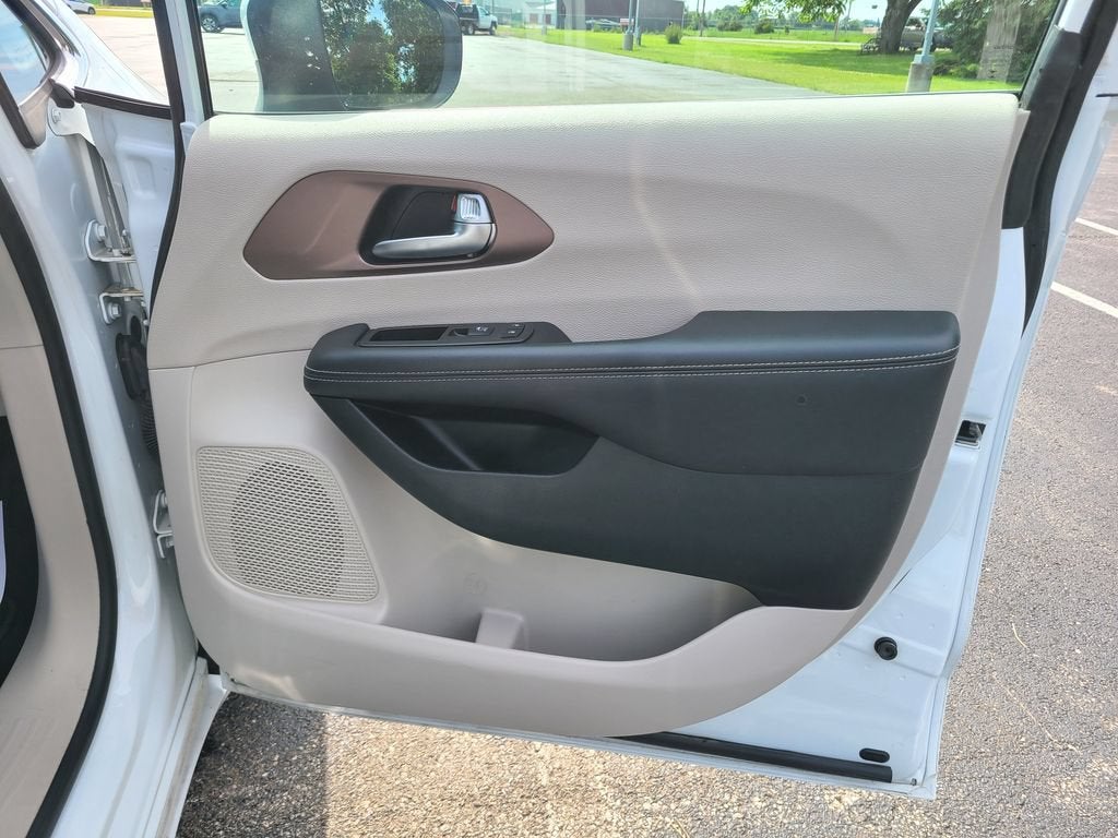 2023 Chrysler Voyager LX